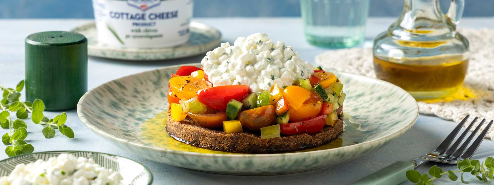 Header Image Χωριάτικη σαλάτα με χαρούπι και cottage