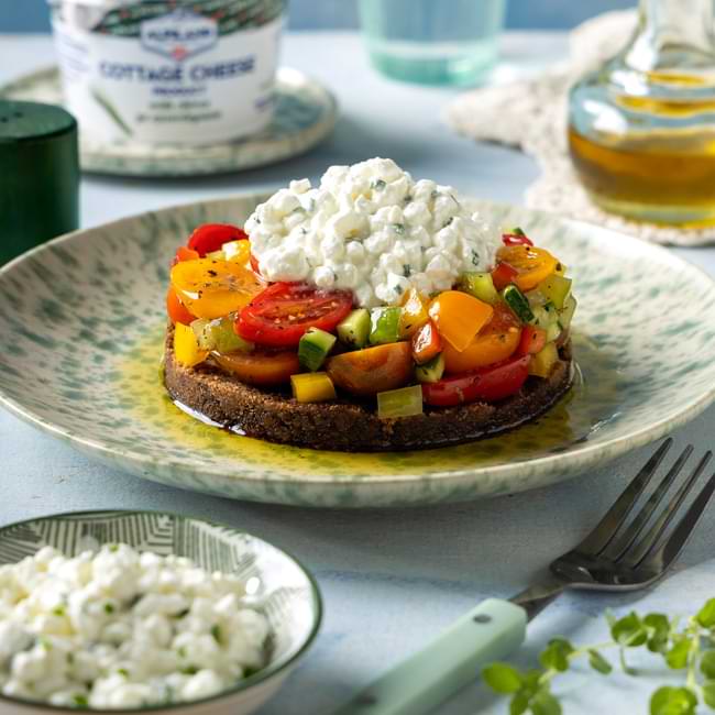 συνταγή χωριάτικη σαλάτα με χαρούπι και cottage