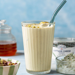 Smoothie με cottage σχοινόπρασο, μέλι και φιστικί Αιγίνης