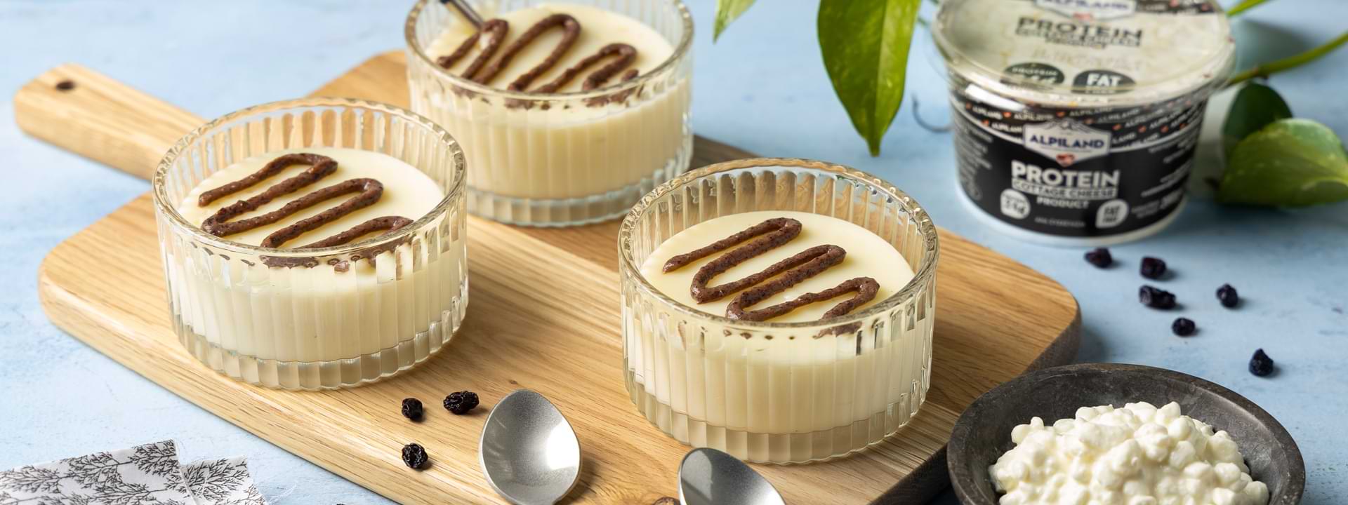 Header Image Κρέμα βανίλιας με σάλτσα κορινθιακής σταφίδας