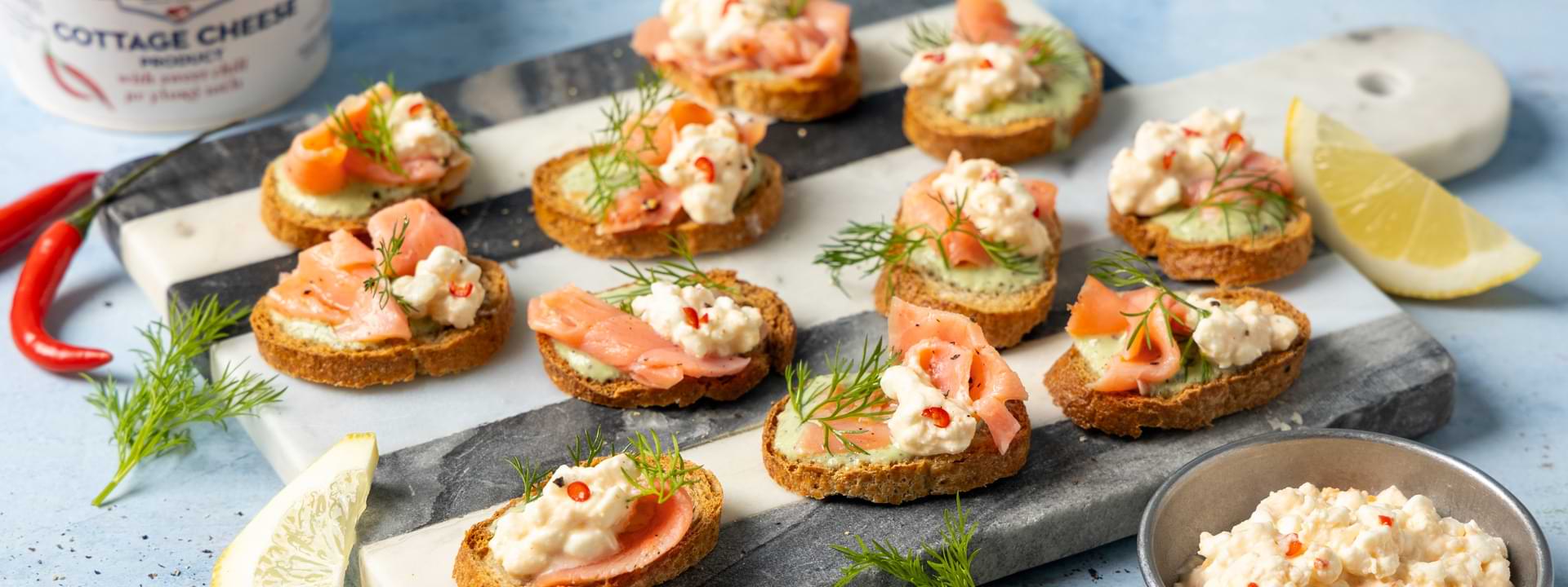 Header Image Μπρουσκέτες με μους ακτινίδιο και καπνιστό σολομό