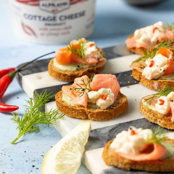 Μπρουσκέτες με μους ακτινίδιο και καπνιστό σολομό