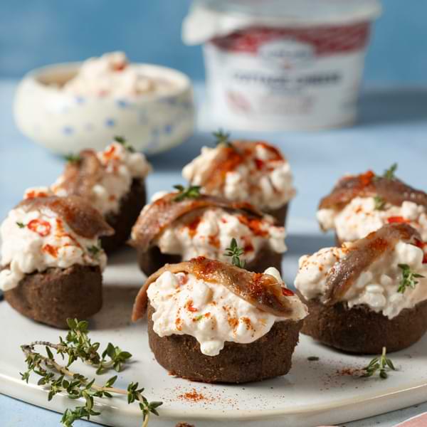 Παξιμάδια χαρουπιού με cottage sweet chili και αντζούγιες